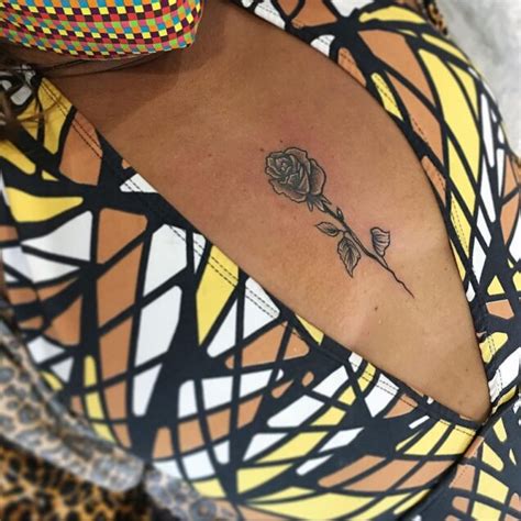 Tatuagem entre os seios: 50 ideias maravilhosas para você aderir